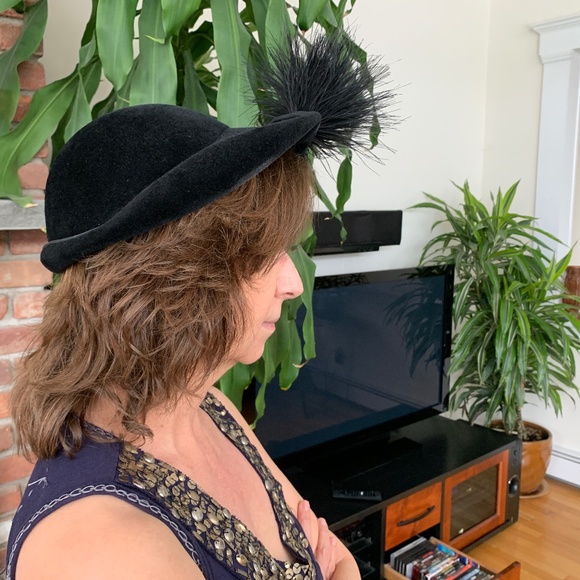 Vintage 1940s Saks Fifth Avenue Black Hat Wool with Feather and Beading - Picture 3 of 16